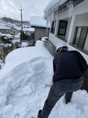 秋田県秋田市にて屋根の雪下ろし
